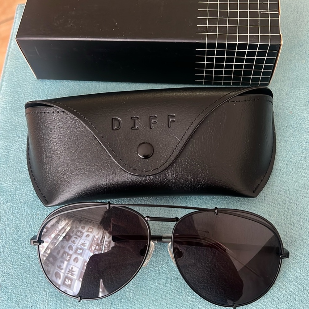 DIFF EYEWEAR KOKO - MATTE BLACK + GREY SUNGLASSES